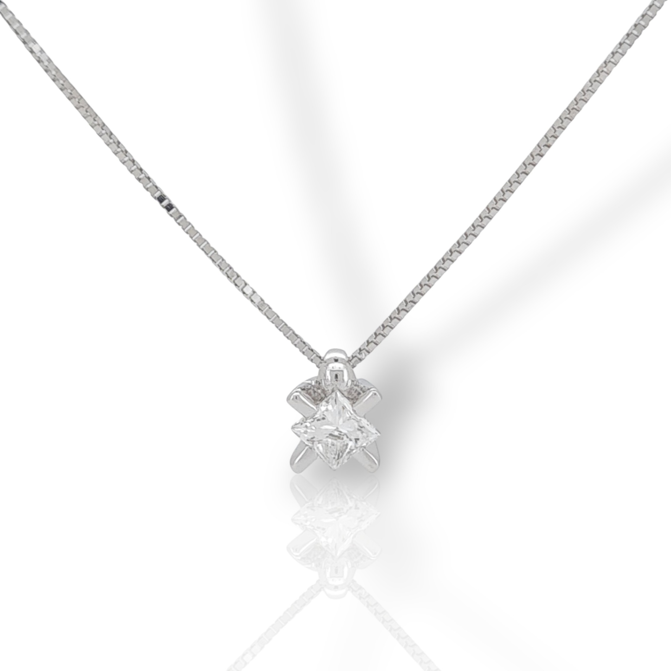 Μονόπετρο μενταγιόν απο λευκό χρυσό κ18 με διαμάντι σε καστόνι με τέσσερα δόντια (code T008255)