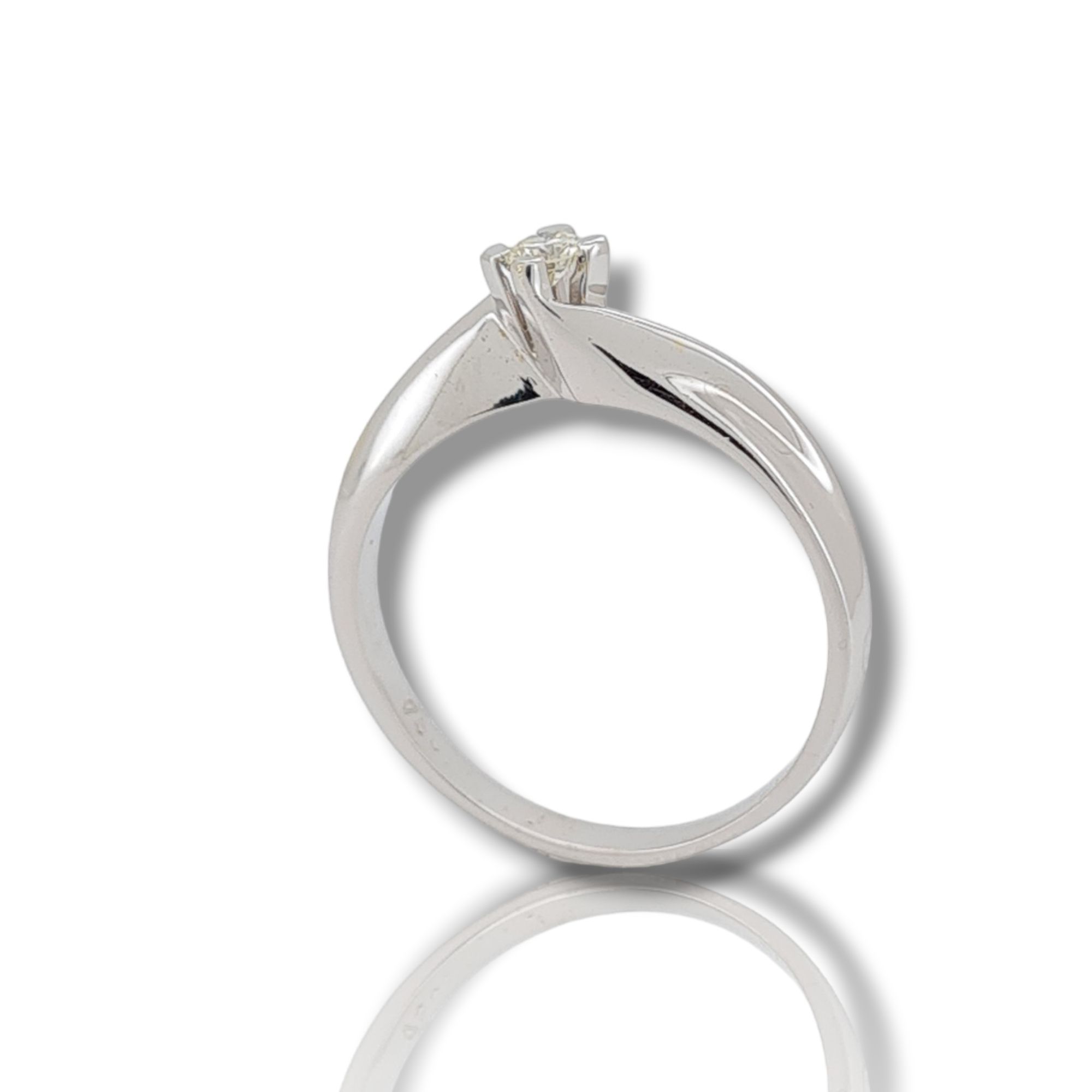 White gold k18 ring with diamond (code T2611)