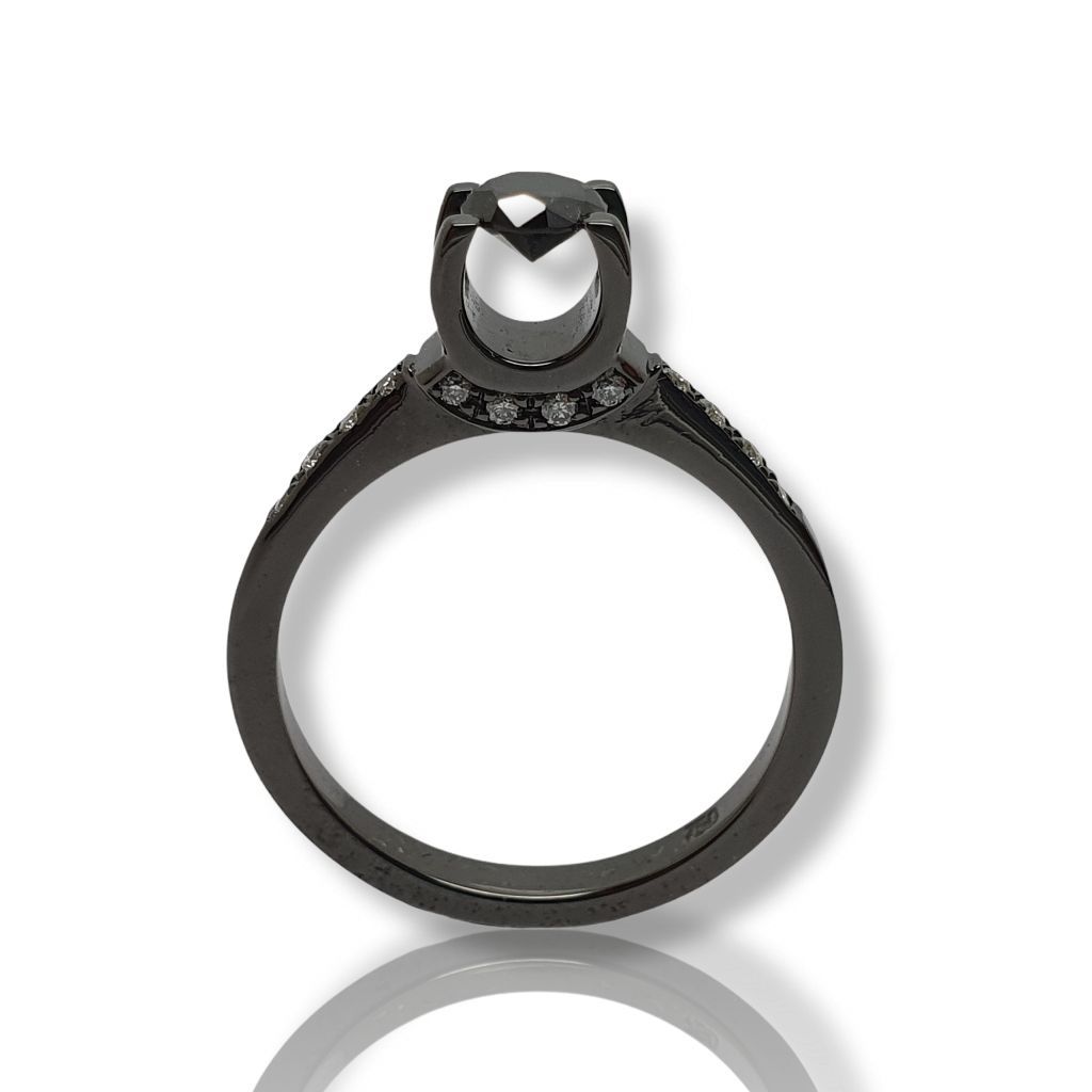 Μαύρο μονόπετρο δαχτυλίδι απο λευκόχρυσο κ18 και μαύρο διαμάντι.