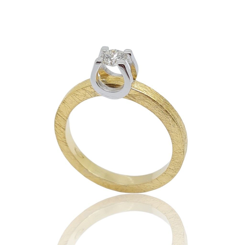 Matte gold single stone ring k18 with diamond nailed down on white gold bezel with four teeth (code P1989)