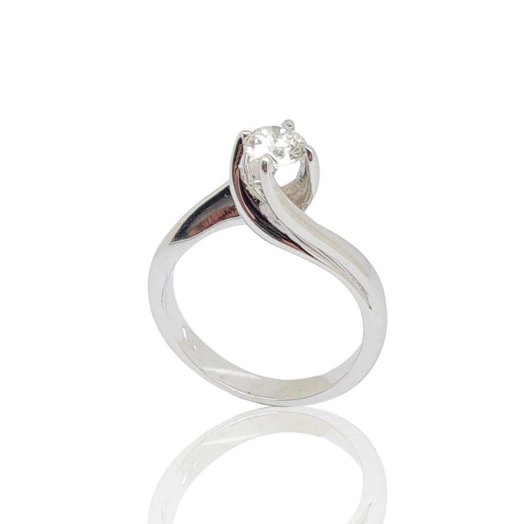 Μονόπετρο δαχτυλίδι  φλόγα απο λευκόχρυσο κ18  με διαμάντι δεμένο σε τέσσερα στριφτά δόντια (code T1751)