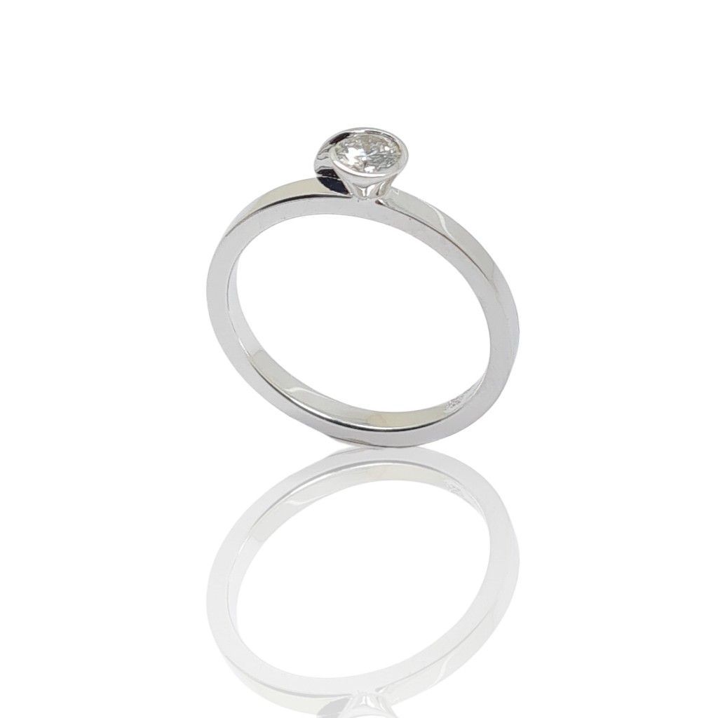 Μονόπετρο δαχτυλίδι  με πλακέ σκελετό απο λευκόχρυσο κ18 με διαμάντι χωνετό (code T2024)