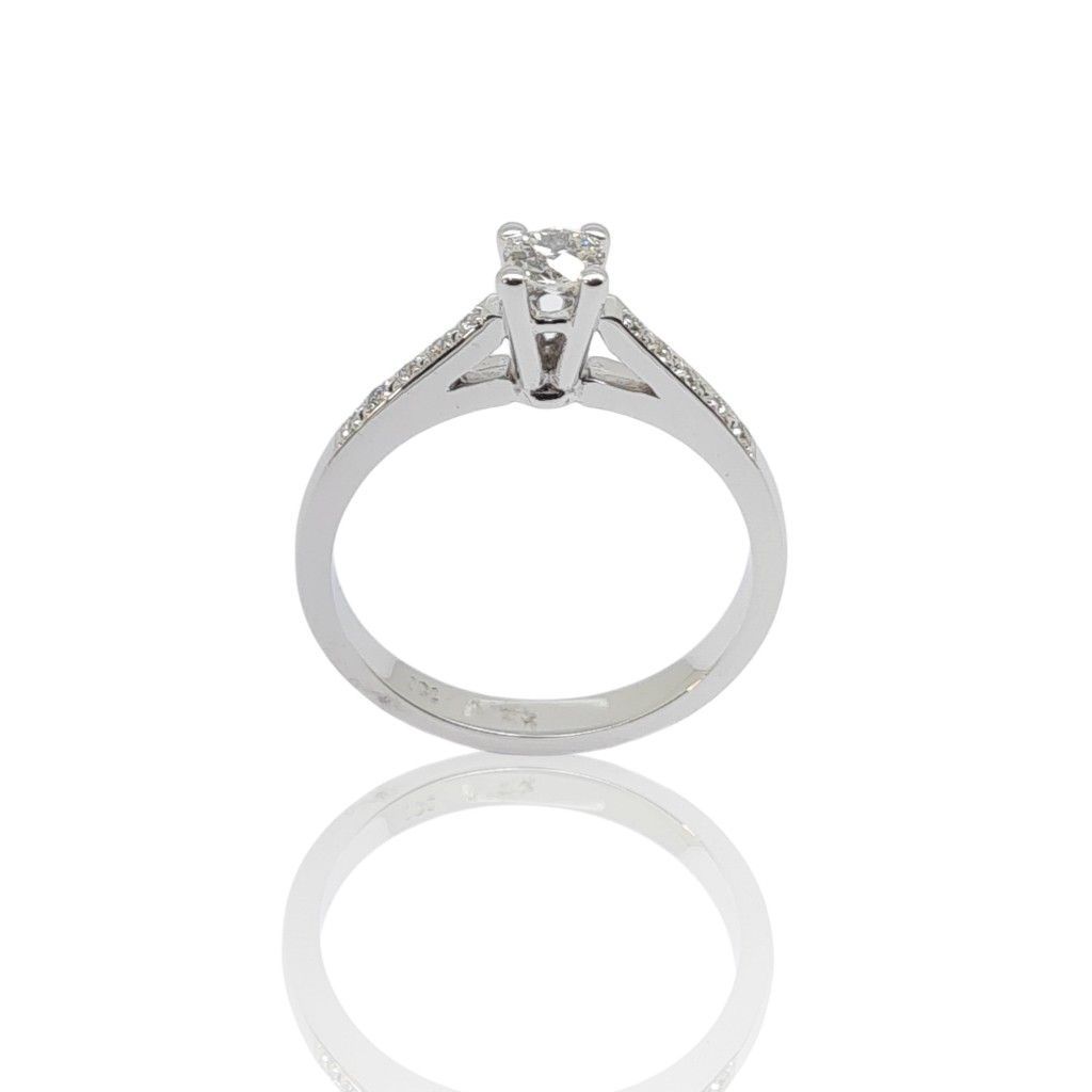 Μονόπετρο δαχτυλίδι απο λευκόχρυσο κ18 με διαμάντι σε καστόνι σχήματος V και μικρά διαμάντια στον σκελετό (code T1914)