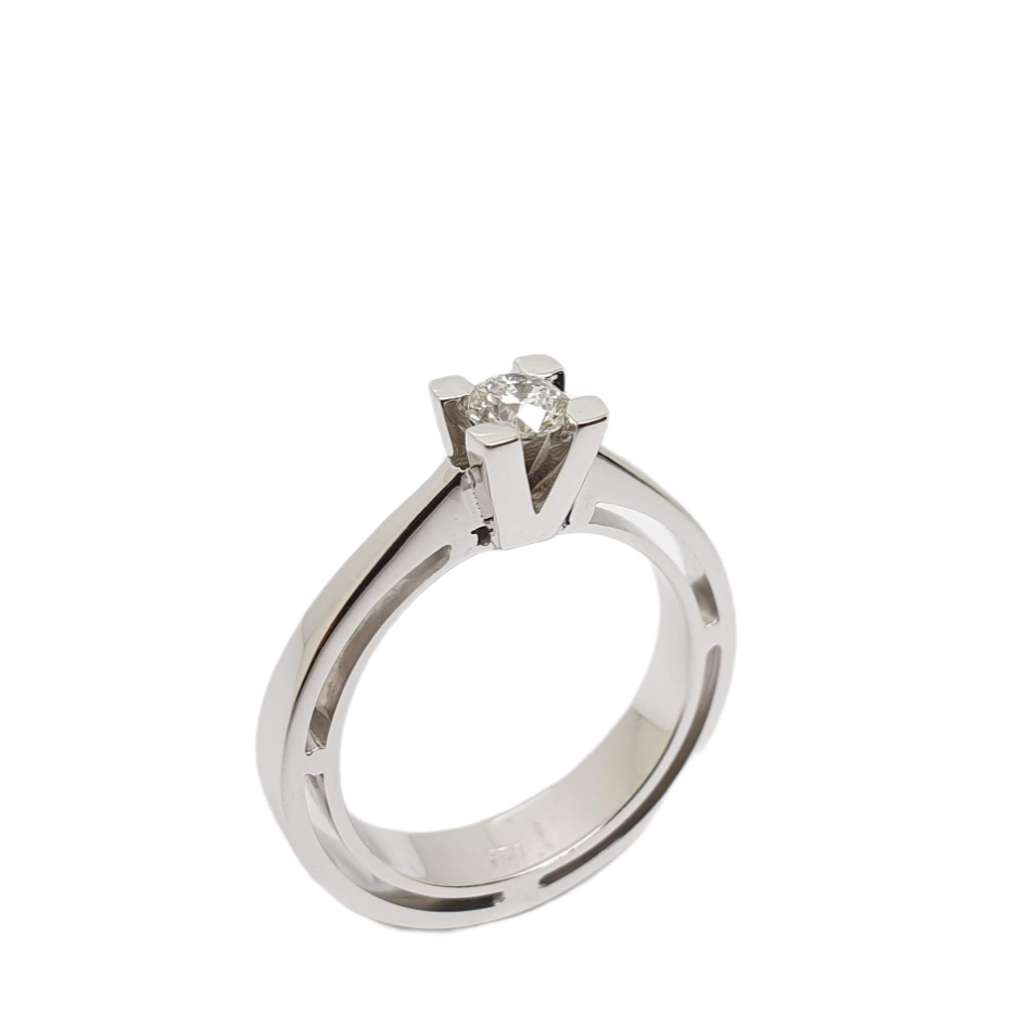 Λευκόχρυσο μονόπετρο δαχτυλίδι κ18 με διαμάντι καρφωμένο σε βάση με τέσσερα δόντια (code T1987)