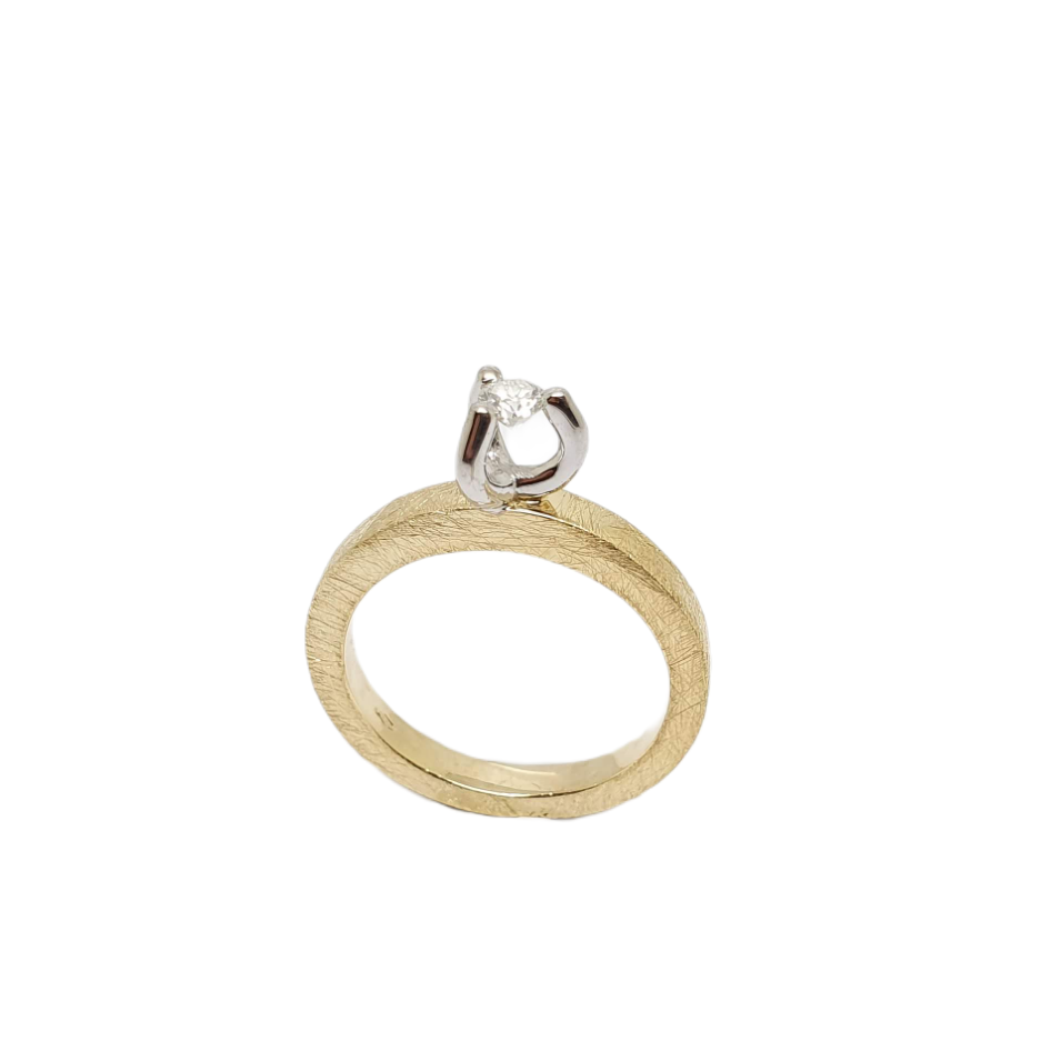 Matte gold single stone ring k18 with diamond nailed down on white gold bezel with white gold three teeth (code P1989)