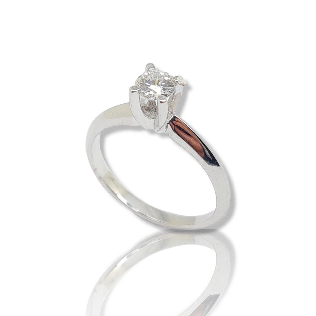 Μονόπετρο δαχτυλιδι απο λευκόχρυσο κ18  με διαμάντι καρφωμένο σε ψηλό καστόνι.