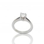 White gold single stone ring k18 with diamond nailed on V shaped bezel (code T2008)
