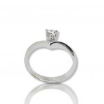 White gold single stone ring k18 V shaped with diamond (code P10253)