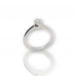 Μονόπετρο δαχτυλίδι απο λευκόχρυσκο κ18 με διαμάντι δεμένο σε καστόνι των τεσσάρων δοντιών (code P1918)