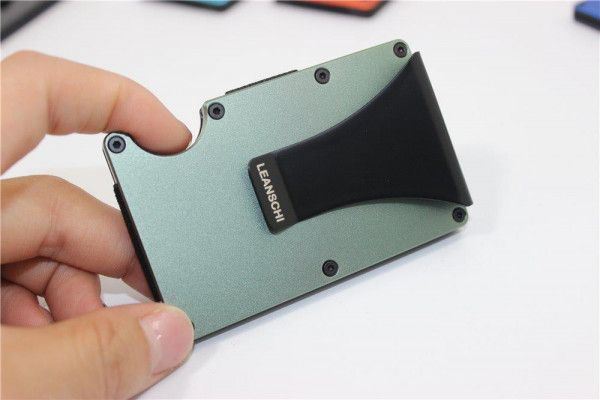 Φωτογραφία από  LEANSCHI TECH-WALLET in carbon and military-green aluminium