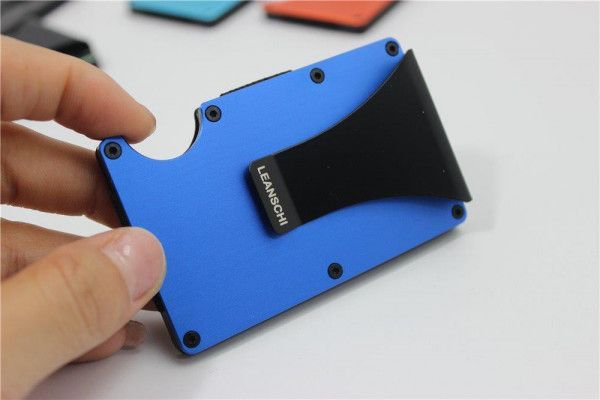 Φωτογραφία από  LEANSCHI TECH-WALLET in carbon and DARK-BLUE aluminium
