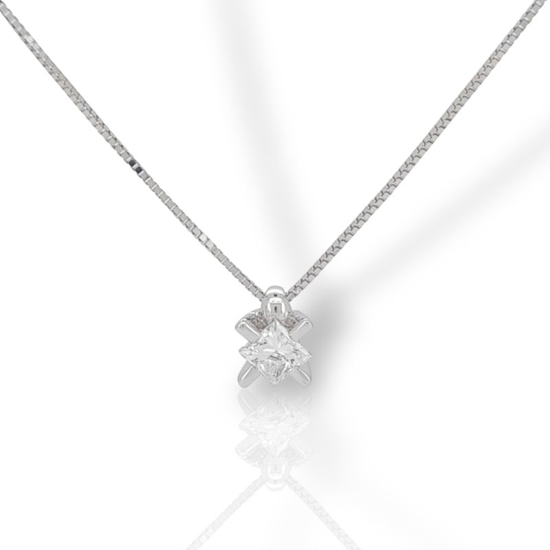 Φωτογραφία από Μονόπετρο μενταγιόν απο λευκό χρυσό κ18 με διαμάντι σε καστόνι με τέσσερα δόντια (code T008255)